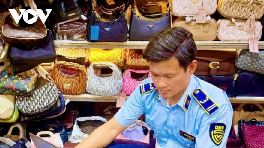 Da Nang seizes nearly 300 counterfeit luxury bags in market inspection